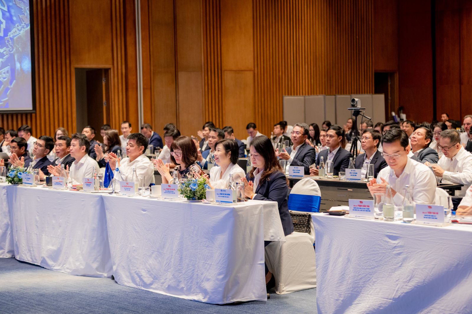 Toàn cảnh Hội nghị Sơ kết công tác xây dựng Đảng và kinh doanh 9 tháng đầu năm