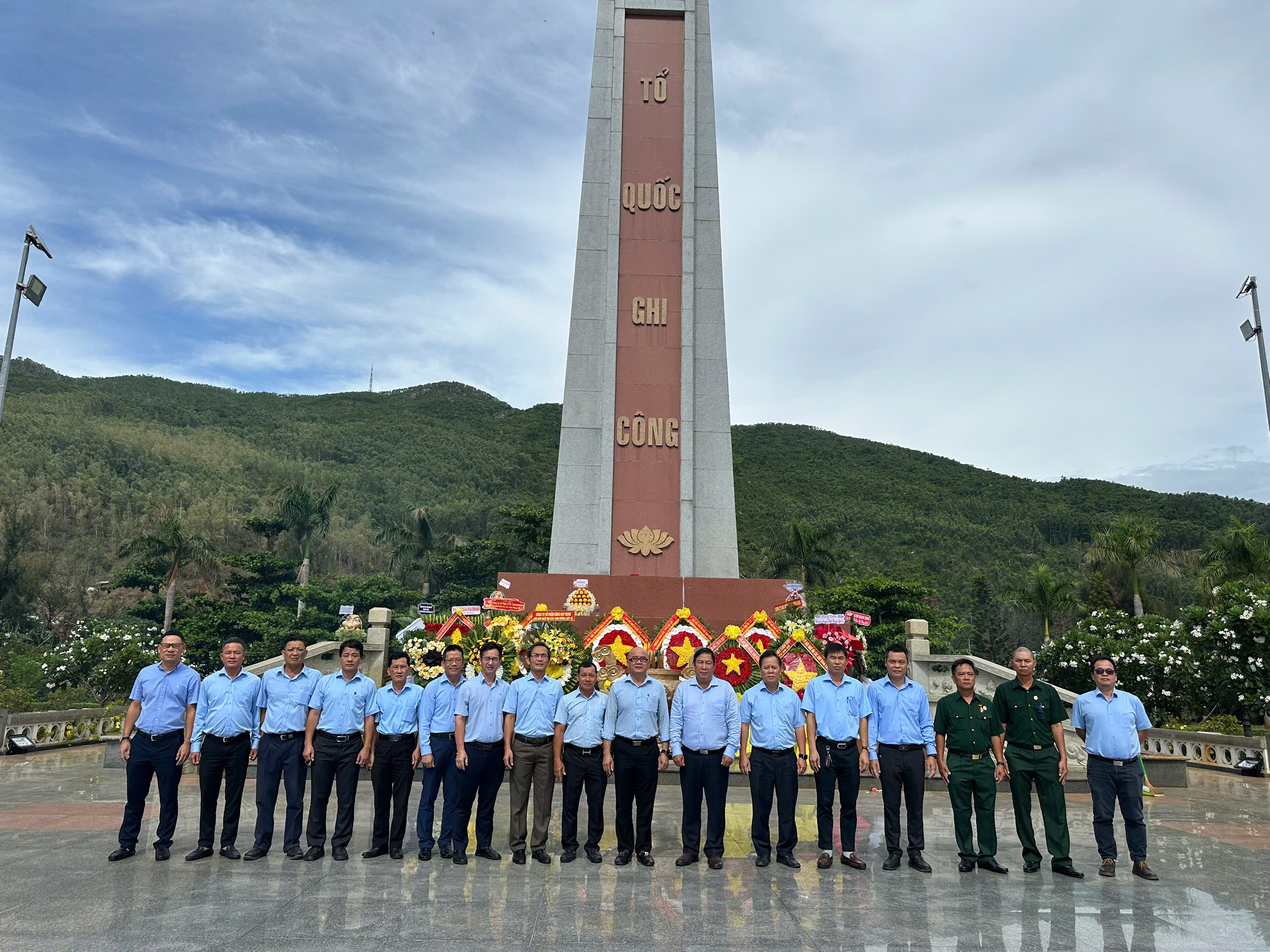 ĐẢNG ỦY CÔNG TY CỔ PHẦN CẢNG QUY NHƠN TỔ CHỨC LỄ DÂNG HƯƠNG TẠI NGHĨA TRANG LIỆT SĨ QUY NHƠN NHÂN KỶ NIỆM 79 NĂM NGÀY THƯƠNG BINH - LIỆT SĨ
