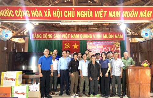 ĐOÀN CÔNG TY CỔ PHẦN CẢNG QUY NHƠN PHỐI HỢP TẶNG QUÀ NHÂN DỊP TẾT NGUYÊN ĐÁN QUÝ MÃO 2023