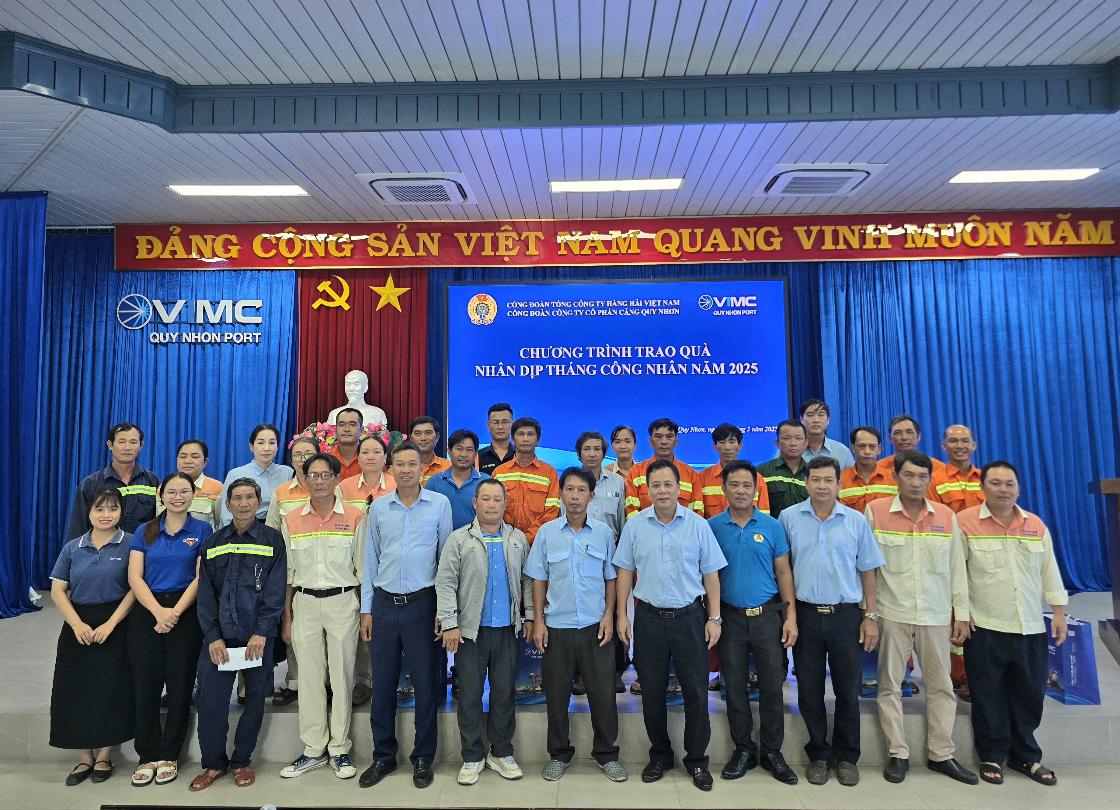 CHƯƠNG TRÌNH TRAO QUÀ CỦA CÔNG ĐOÀN NHÂN DỊP THÁNG CÔNG NHÂN 2025
