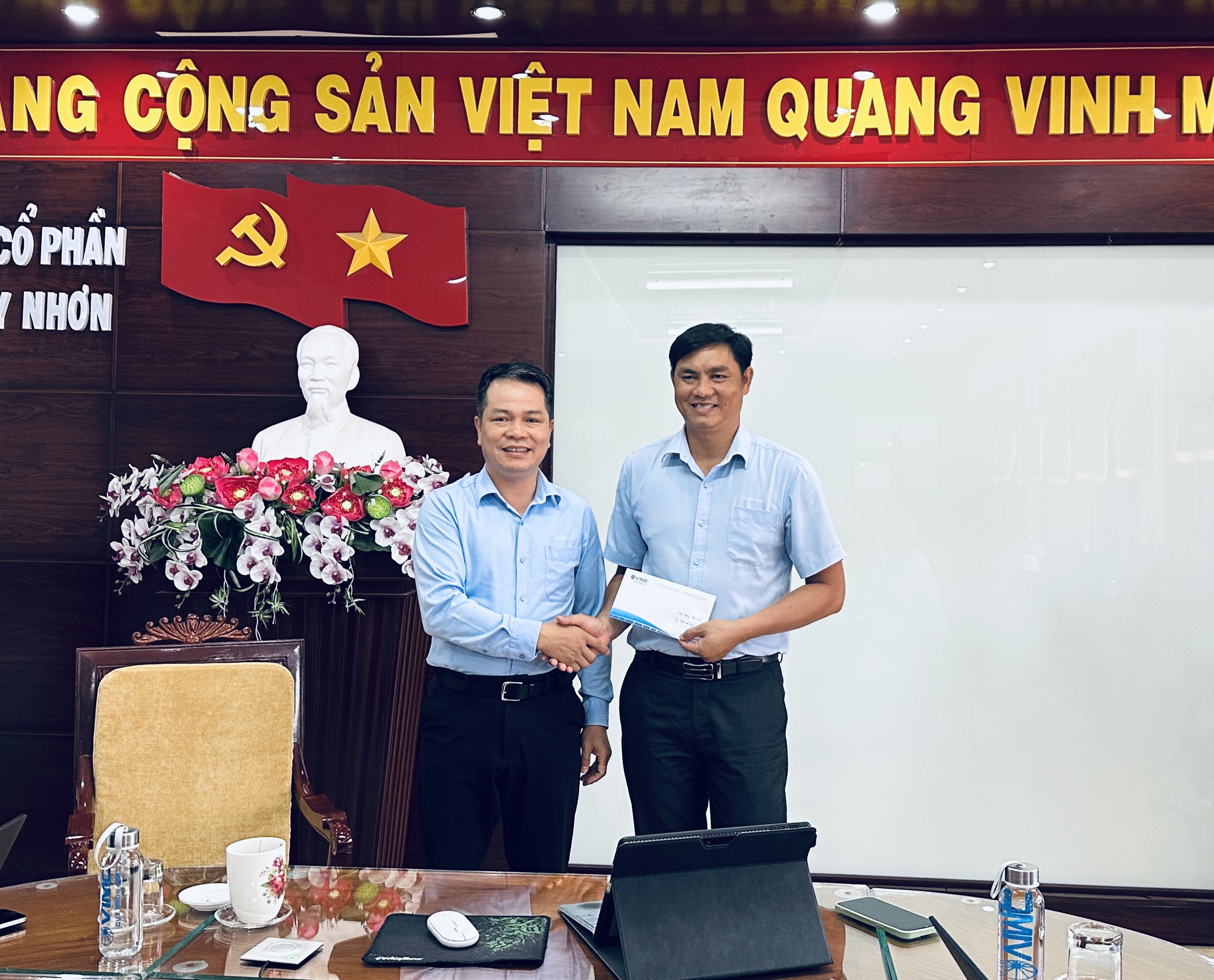 KHEN THƯỞNG CHO NGƯỜI LAO ĐỘNG CÓ THÀNH TÍCH TRONG CÔNG TÁC BẢO VỆ AN NINH, TRẬT TỰ