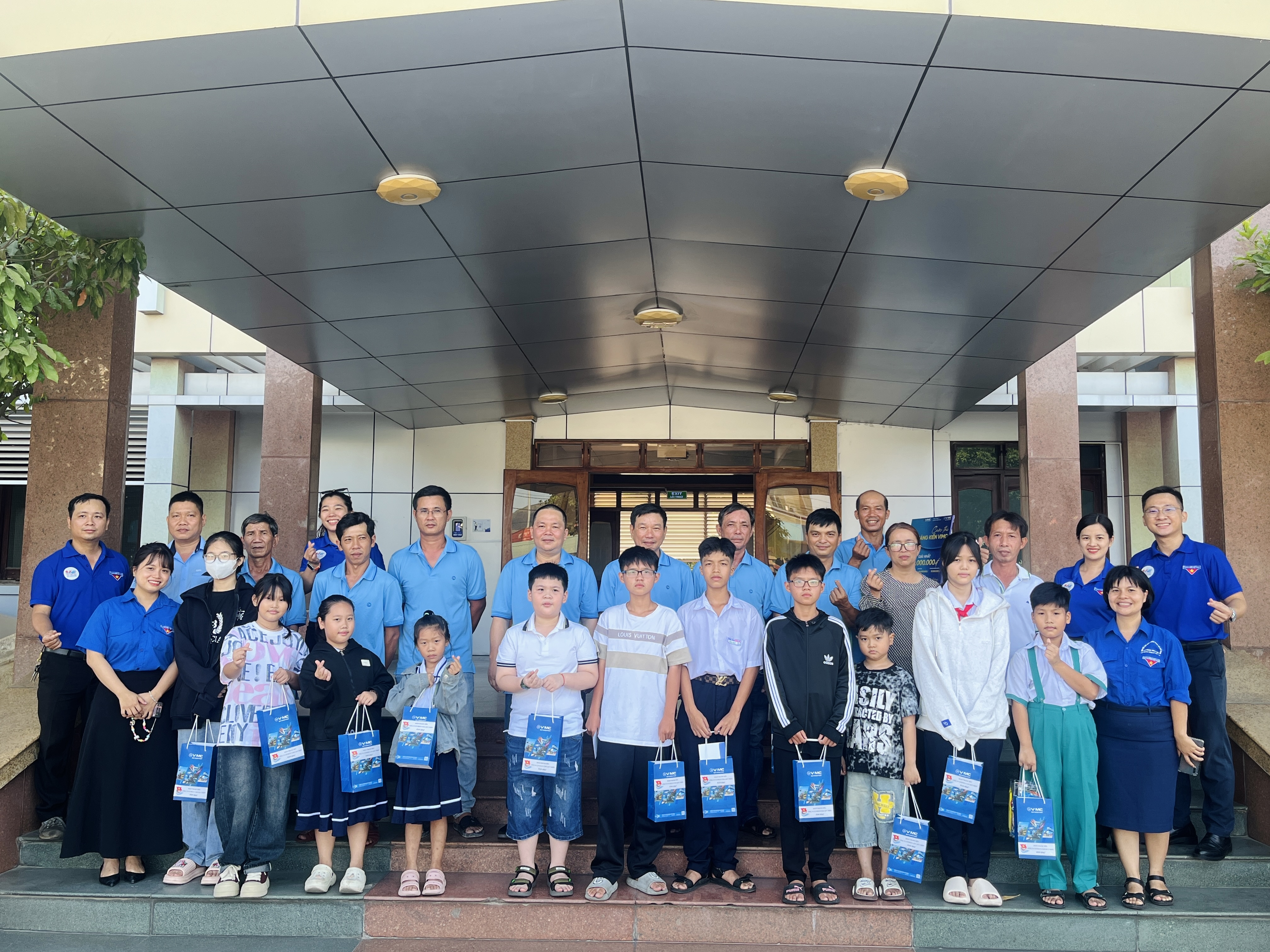 TẶNG QUÀ CHO CON CBCNV-NLĐ NHÂN DỊP NĂM HỌC MỚI