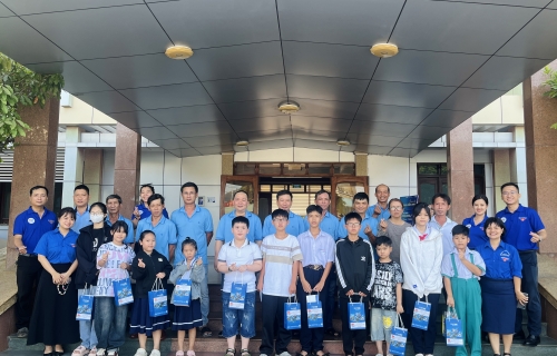 TẶNG QUÀ CHO CON CBCNV-NLĐ NHÂN DỊP NĂM HỌC MỚI