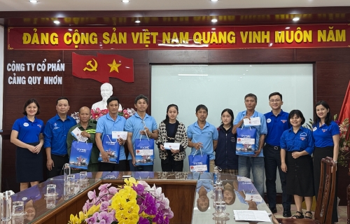 ĐOÀN THANH NIÊN CẢNG QUY NHƠN TRAO QUÀ HỖ TRỢ CHO CON CBCNV BỊ THIỆT HẠI NẶNG DO MƯA LŨ
