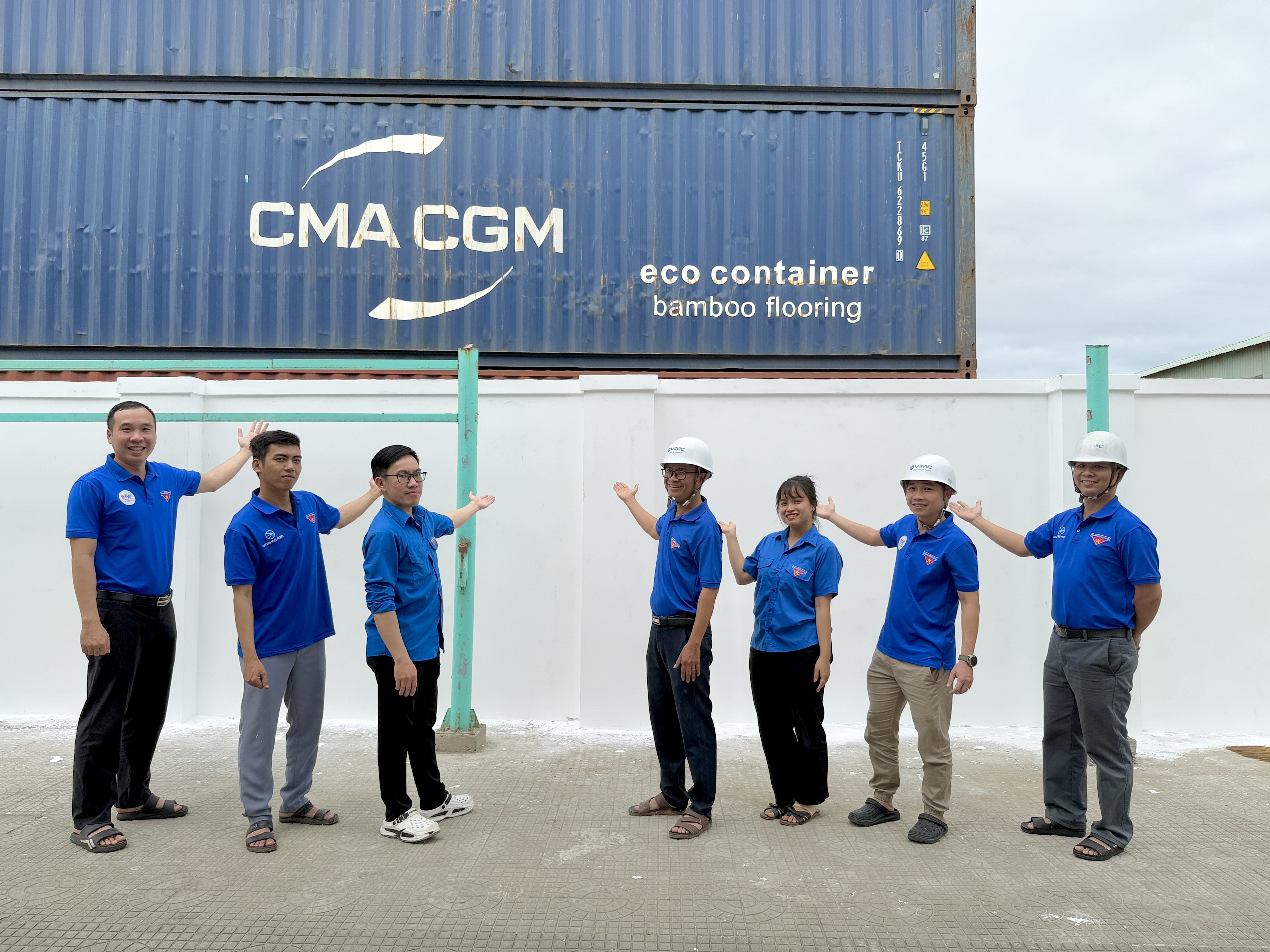 ĐOÀN THANH NIÊN CẢNG QUY NHƠN NHẬN PHẦN VIỆC THANH NIÊN – SƠN HOÀN THIỆN BỨC TƯỜNG SAU BÃO