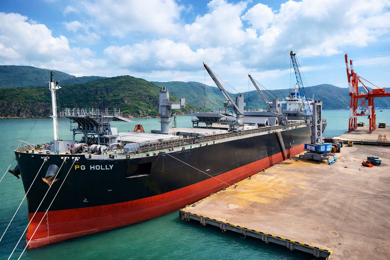 CẢNG QUY NHƠN TIẾP NHẬN TÀU PG HOLLY – DẤU MỐC NÂNG CAO NĂNG LỰC LOGISTICS VÀ HỢP TÁC CHUỖI GIÁ TRỊ NGUYÊN LIỆU THỨC ĂN CHĂN NUÔI