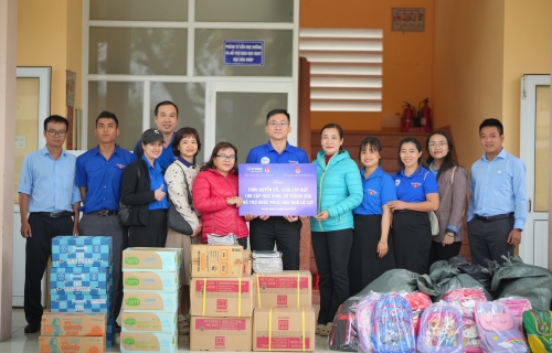 ĐOÀN THANH NIÊN CẢNG QUY NHƠN HỖ TRỢ CHO HỌC SINH KHẮC PHỤC HẬU QUẢ LŨ LỤT