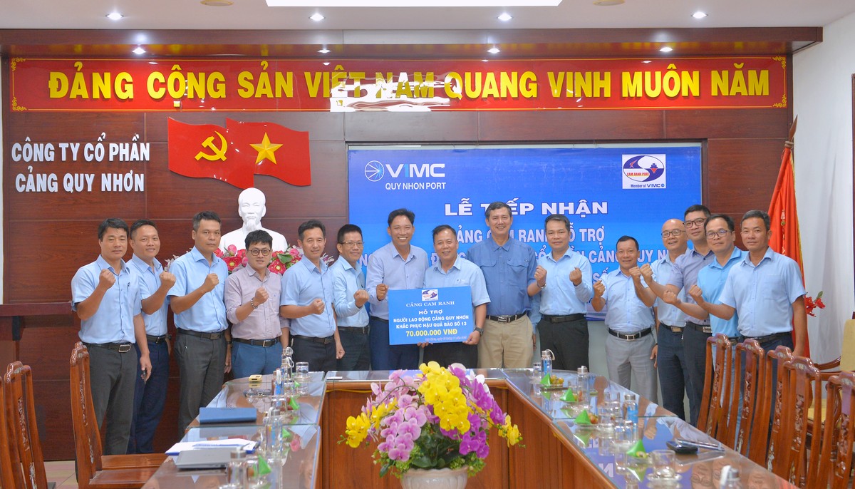 ẤM TÌNH KẾT NGHĨA VIMC: CẢNG CAM RANH HỖ TRỢ 70 TRIỆU ĐỒNG CHO NGƯỜI LAO ĐỘNG CẢNG QUY NHƠN KHẮC PHỤC HẬU QUẢ BÃO SỐ 13