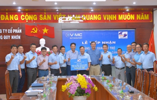 ẤM TÌNH KẾT NGHĨA VIMC: CẢNG CAM RANH HỖ TRỢ 70 TRIỆU ĐỒNG CHO NGƯỜI LAO ĐỘNG CẢNG QUY NHƠN KHẮC PHỤC HẬU QUẢ BÃO SỐ 13