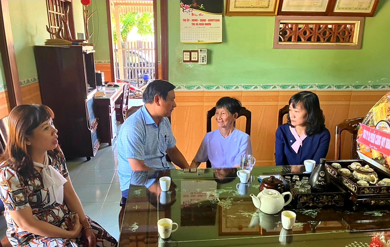 THĂM VÀ TẶNG QUÀ CÁC MẸ VIỆT NAM ANH HÙNG NHÂN NGÀY THƯƠNG BINH, LIỆT SỸ (27/7/1947 - 27/7/2022)