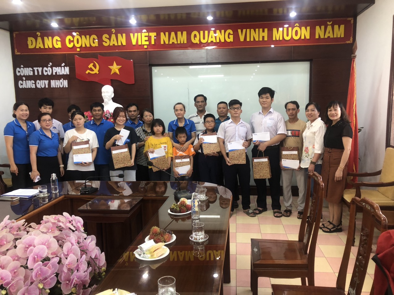 TRAO HỌC BỔNG CHO HỌC SINH-CON CBCNV CÓ HOÀN CẢNH KHÓ KHĂN ĐẠT THÀNH TÍCH XUẤT SẮC TRONG HỌC TẬP NĂM 2022-2023