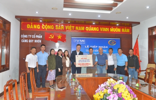 ẤM TÌNH KẾT NGHĨA VIMC: CẢNG ĐÀ NẴNG HỖ TRỢ 100 TRIỆU ĐỒNG CHO NGƯỜI LAO ĐỘNG CẢNG QUY NHƠN KHẮC PHỤC HẬU QUẢ BỞI BÃO, LŨ LỤT