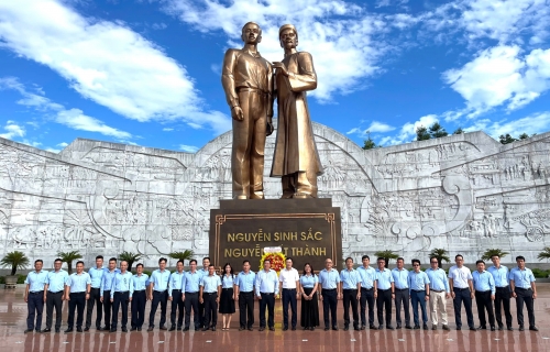 DÂNG HOA KỶ NIỆM 115 NĂM NGÀY BÁC HỒ RA ĐI TÌM ĐƯỜNG CỨU NƯỚC 
